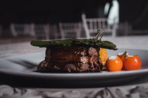 un piatto con bistecca e verdure su un tavolo di Azul Talavera Country Club a Torreón