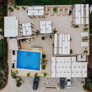 einen Blick über den Pool in einem Resort in der Unterkunft AM Palace in Ulcinj