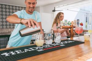 Un uomo che versa un bicchiere di vino in un bar di Bounce Noosa a Noosaville