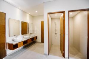 bagno con 2 lavandini e specchio di Vasudha Hostel Canggu a Canggu