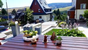 una mesa con frutas y velas en la parte superior de una casa en Apartments - Lehmanns Ferienwohnungen, en Kurort Oberwiesenthal