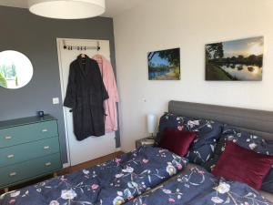 a bedroom with a bed and a coat hanging on a door at Gästezimmer Erlinsbach bei Aarau, zwischen Aare und Jura in Niedererlinsbach