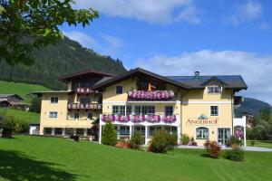 un gran edificio amarillo con flores. en Jugendhotel Angerhof, en Oberau