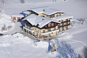 una vista aérea de un edificio cubierto de nieve en Jugendhotel Angerhof, en Oberau