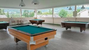 - une salle de billard avec 2 billards dans l'établissement RedDoorz Premium @ Griya Inkoppabri Cisarua Puncak, à Bogor