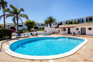 Piscina a Paraíso dos Pássaros o a prop