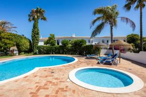 The swimming pool at or close to Paraíso dos Pássaros