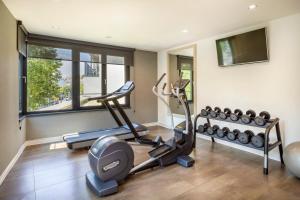 un gimnasio con dos cintas de correr y dos elípticas en INNSiDE by Meliá Frankfurt Ostend, en Frankfurt