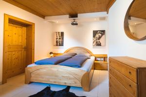 Una cama o camas en una habitación de Chalet Crown of the Alps by we rent