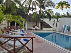 basen z leżakami i ośrodek w obiekcie Watamu Solana Apartments w mieście Watamu