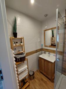 y baño con lavabo y espejo. en Apartament Nadmorski, en Gdynia