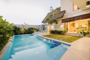 una piscina nel cortile di una casa di Vasudha Hostel Canggu a Canggu