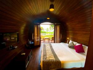 Cama ou camas em um quarto em Regenta Resort Soma Vine Village Nashik