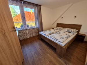 Llit o llits en una habitació de Holdudvar Apartman