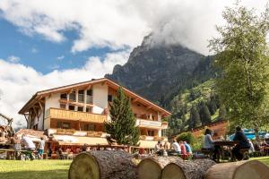 ein Hotel mit einem Berg im Hintergrund in der Unterkunft Typically Swiss Hotel Ermitage in Kandersteg