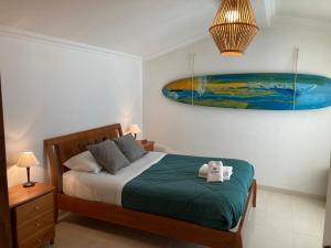 - une chambre avec un lit et une peinture murale dans l'établissement Best Houses 45 - Beautiful ocean and city view, à Peniche