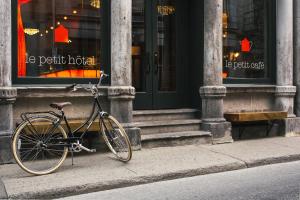 uma bicicleta estacionada no passeio em frente a um edifício em Le Petit Hôtel Vieux-Montréal - Saint-Paul by Gray Collection em Montréal