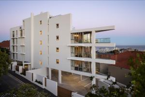 einen externen Blick auf ein weißes Apartmenthaus in der Unterkunft Home Suite Hotels Sea Point in Kapstadt