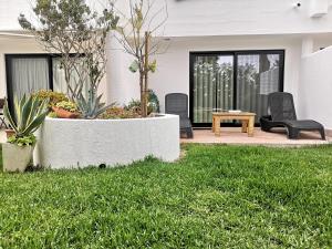 d'une terrasse avec des chaises et une table sur gazon. dans l'établissement Victory Village 16F, à Quinta do Lago