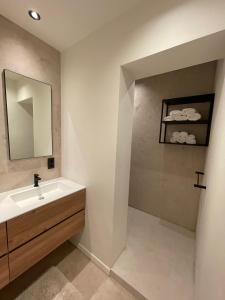 A bathroom at 3 Room Luxury Design Apartment with Airconditioning, Close to Gent St-Pieters Station