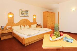 um quarto com uma cama e uma tigela de fruta numa mesa em Waldele em Sölden