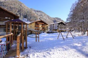 um resort na neve com um parque infantil em Waldele em Sölden