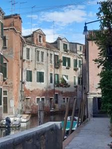 een groep gebouwen in een kanaal bij Residenza Campo Ruga in Venetië