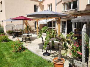 Сад в Hôtel Acacia Nancy sud Lunéville