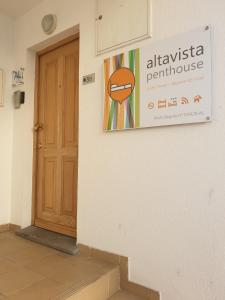 un cartel en una pared al lado de una puerta en Altavista Penthouse T2, en Covilhã