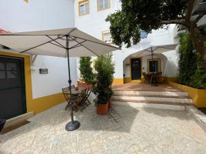 patio con tavolo e ombrellone di Casa Carmo a Évora