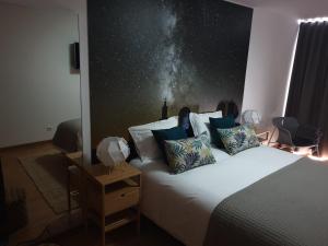 1 dormitorio con 1 cama con pared estrellada en Altavista Penthouse T2, en Covilhã