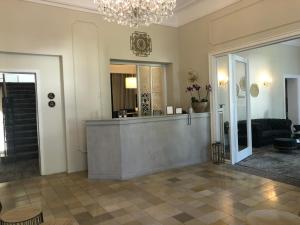 Lobby o reception area sa Kurhotel Quellenhof