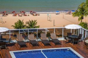 een balkon met een zwembad en een strand bij Laguna Praia Hotel in João Pessoa