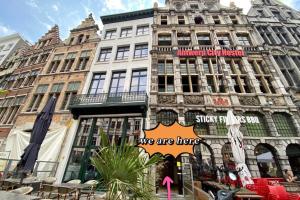 Antwerp City Hostel في أنتويرب: مبنى كبير عليه لافته