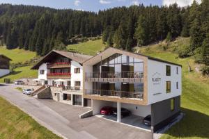 uma vista aérea de uma casa nas montanhas em Berghotel Plagött em San Valentino alla Muta