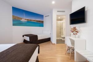 A television and/or entertainment centre at Hotel BESTPRICE Girona