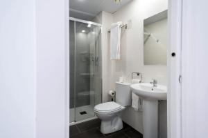 A bathroom at Hotel BESTPRICE Girona