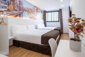 A bed or beds in a room at Hotel BESTPRICE Girona