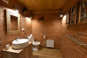 Un baño de Cheetah Holiday Club