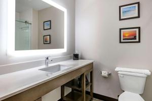 La salle de bains est pourvue d'un lavabo, d'un miroir et de toilettes. dans l'établissement Comfort Suites Fort Lauderdale Airport & Cruise Port, à Dania Beach