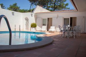 A piscina localizada em Ofir Beach House Bonança ou nos arredores