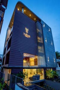 un edificio con un signo de tres en su costado en The Trios Hotel, en Kochi