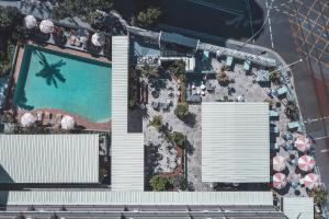 einen Luftblick auf ein Resort mit einem Pool in der Unterkunft The Island Gold Coast in Gold Coast