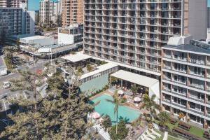 eine Luftansicht auf ein großes Gebäude mit einem Pool in der Unterkunft The Island Gold Coast in Gold Coast