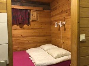 - un sauna avec un lit dans l'angle de la chambre dans l'établissement Petäjälammen Turistimajat, à Kuusamo