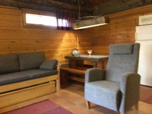 - un salon avec deux chaises et une table dans l'établissement Petäjälammen Turistimajat, à Kuusamo