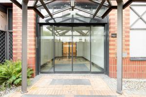 una entrada a un edificio con puertas de cristal en limehome Flensburg Holm, en Flensburg