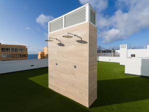 un bâtiment avec un mur sur un toit dans l'établissement Sholeo Lodges La Cícer Flats, à Las Palmas de Gran Canaria