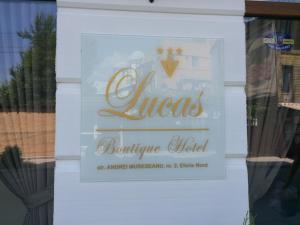 un cartello alla finestra di un negozio di Lucas Boutique Hotel a Eforie Nord