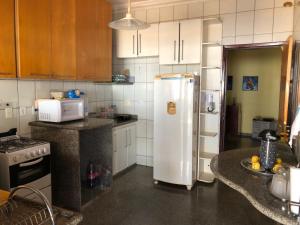 A kitchen or kitchenette at Oncotô Palmas Hostel